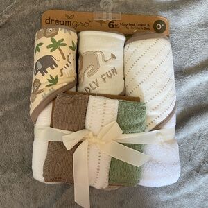 NWT baby bath towel set